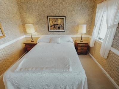 Garbo Suite features a single queen bed, with amazing lake views!